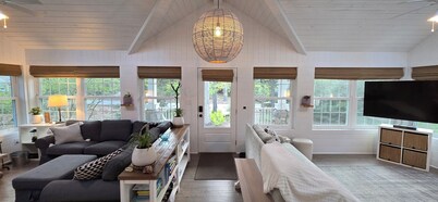 Relaxing Woodsy Cottage Retreat: Perfect for Families & Friends [Sleeps 8]