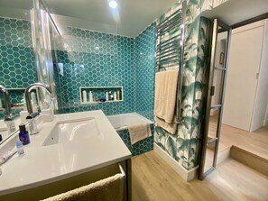 Dusche, Haartrockner, Seife, Toilettenpapier