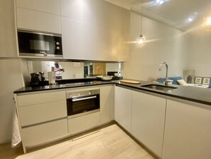 Geladeira, micro-ondas, fogão, lava-louças