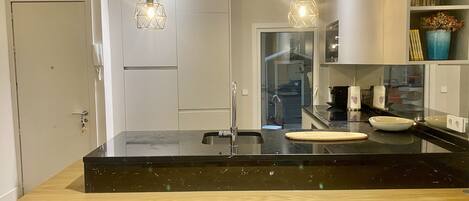 Kühlschrank, Mikrowelle, Ofen, Geschirrspüler