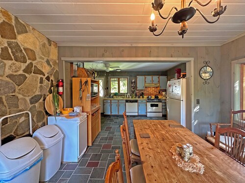 The Goldey House with Private Lake Front Patio