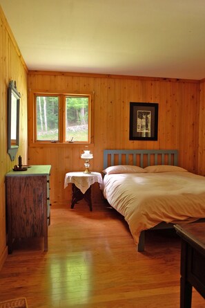 5 bedrooms, desk, iron/ironing board, WiFi