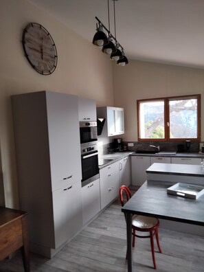 ثلاجة، ميكروويف، فرن، موقد طهي مسطح