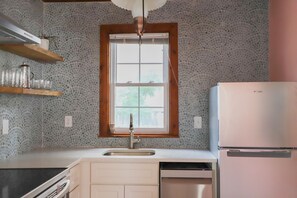 Fridge, oven, stovetop, dishwasher