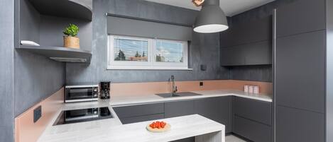 Réfrigérateur, four à micro-ondes, un four, lave-vaisselle