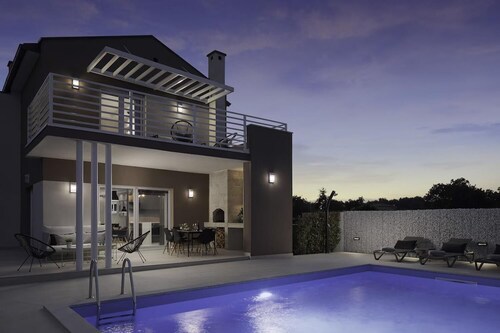 Villa Ovis - Three Bedroom Villa, Sleeps 8