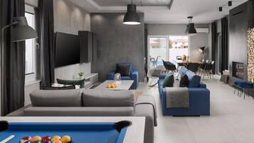 Una televisión, una chimenea, un reproductor de DVD, libros