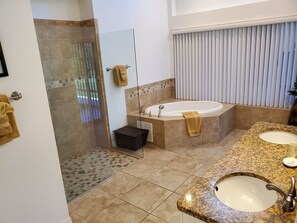 Shower, jetted bath, hair dryer, towels