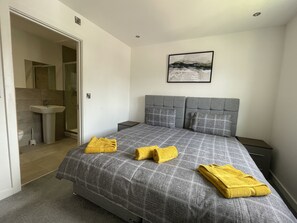Luxury Apartment | 2 bedrooms, iron/ironing board, free WiFi, bed sheets - Modern & Comfortable 2BR Apartment (Sheffield)