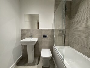 Luxury Apartment | Bathroom | Hair dryer, towels, soap, toilet paper - Modern & Comfortable 2BR Apartment (Sheffield)
