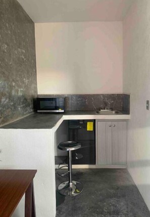 Kühlschrank, Mikrowelle, Kochgeschirr/Geschirr/Besteck