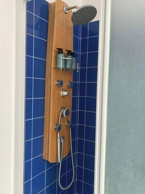 Chuveiro, secador de cabelo, toalhas de banho, sabonete