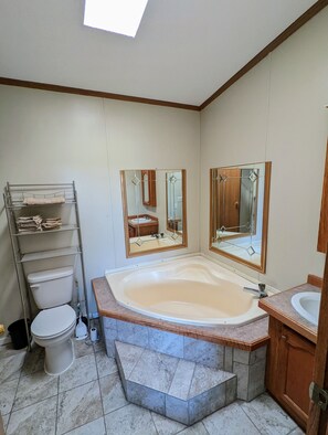 Combined shower/bathtub, hair dryer, towels, soap - 4 Bedroom North Ogallala. Off-Season Pricing (Ogallala)
