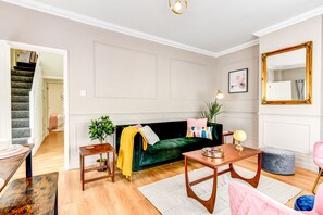 House | Interior - Beautiful 4 Bed House, 3 Minutes to Sea, Sleeps 8 (Hove)