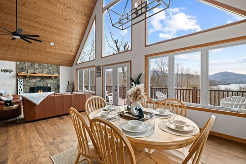 Dream Chaser Chalet at Nantahala Lake- Kayak/Dock/Firepit/Game Room/Movie Room