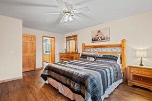 3 bedrooms, iron/ironing board, free WiFi, bed sheets - Dream Chaser Chalet at Nantahala Lake- Kayak/Dock/Firepit/Game Room/Movie Room (Topton)