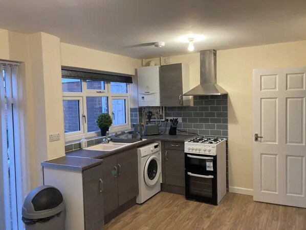 冰箱、微波炉、烤箱、炉灶