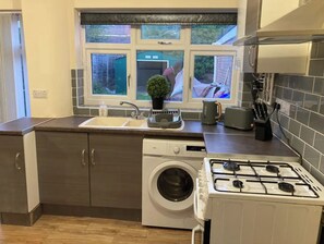 ثلاجة، ميكروويف، فرن، موقد طهي مسطح