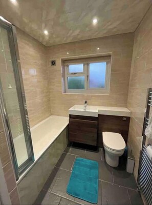 淋浴/盆浴组合、吹风机、毛巾、肥皂