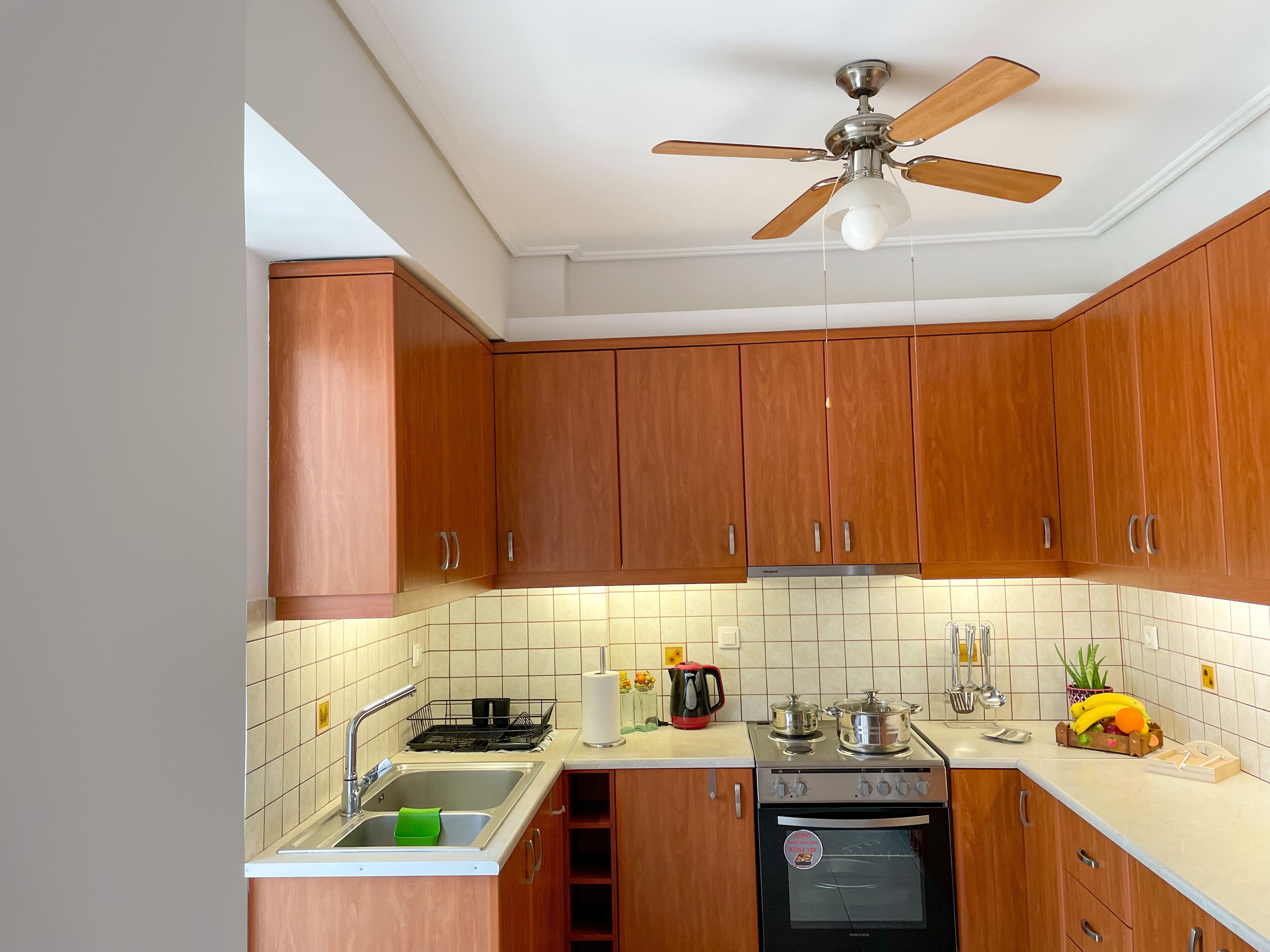 Apartamento Confort | Cocina privada | Hervidor eléctrico y mesa de comedor