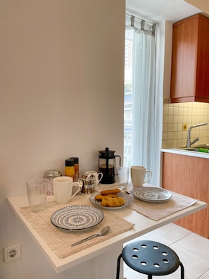 Comfort Apartment | In-room dining - Ageliki's Athens Centre 2BDRM & Parking (Athens)