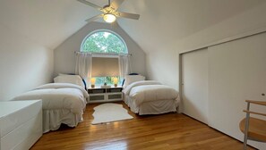 4 bedrooms, desk, free WiFi, bed sheets