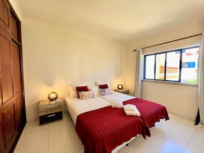 Tabla de planchar con plancha, wifi gratis y ropa de cama 