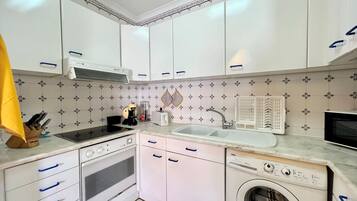 Kühlschrank, Mikrowelle, Ofen, Wasserkocher mit Kaffee-/Teezubehör