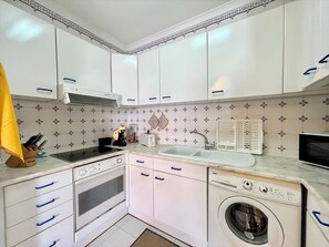 Kühlschrank, Mikrowelle, Ofen, Wasserkocher mit Kaffee-/Teezubehör