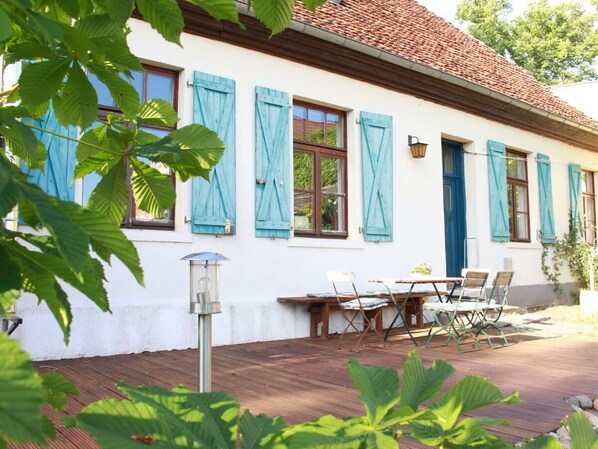 Outdoor dining - Former farmhouse with artistic ambience, sauna and whirlpool  (Lenzen (Elbe))