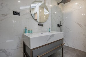 Shower, rainfall showerhead, free toiletries, hair dryer - Split dream (Split)