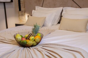 Una cama con un frutero encima.