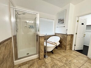 Combined shower/bathtub, hair dryer, towels, soap - Elegant Family Home near Kemah Boardwalk, NASA Space Center, Galveston Beach (Bacliff)