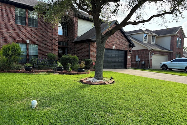 2 story, 4 bedrooms, 2-1/2 baths, 4 car driveway