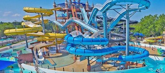 Elegant Family Home near Kemah Boardwalk, NASA Space Center, Galveston Beach