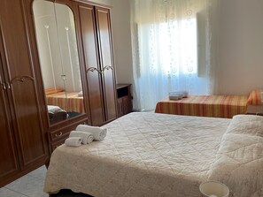 2 bedrooms, iron/ironing board, WiFi, bed sheets - Quiet apartment between seas and mountains (Fuscaldo)
