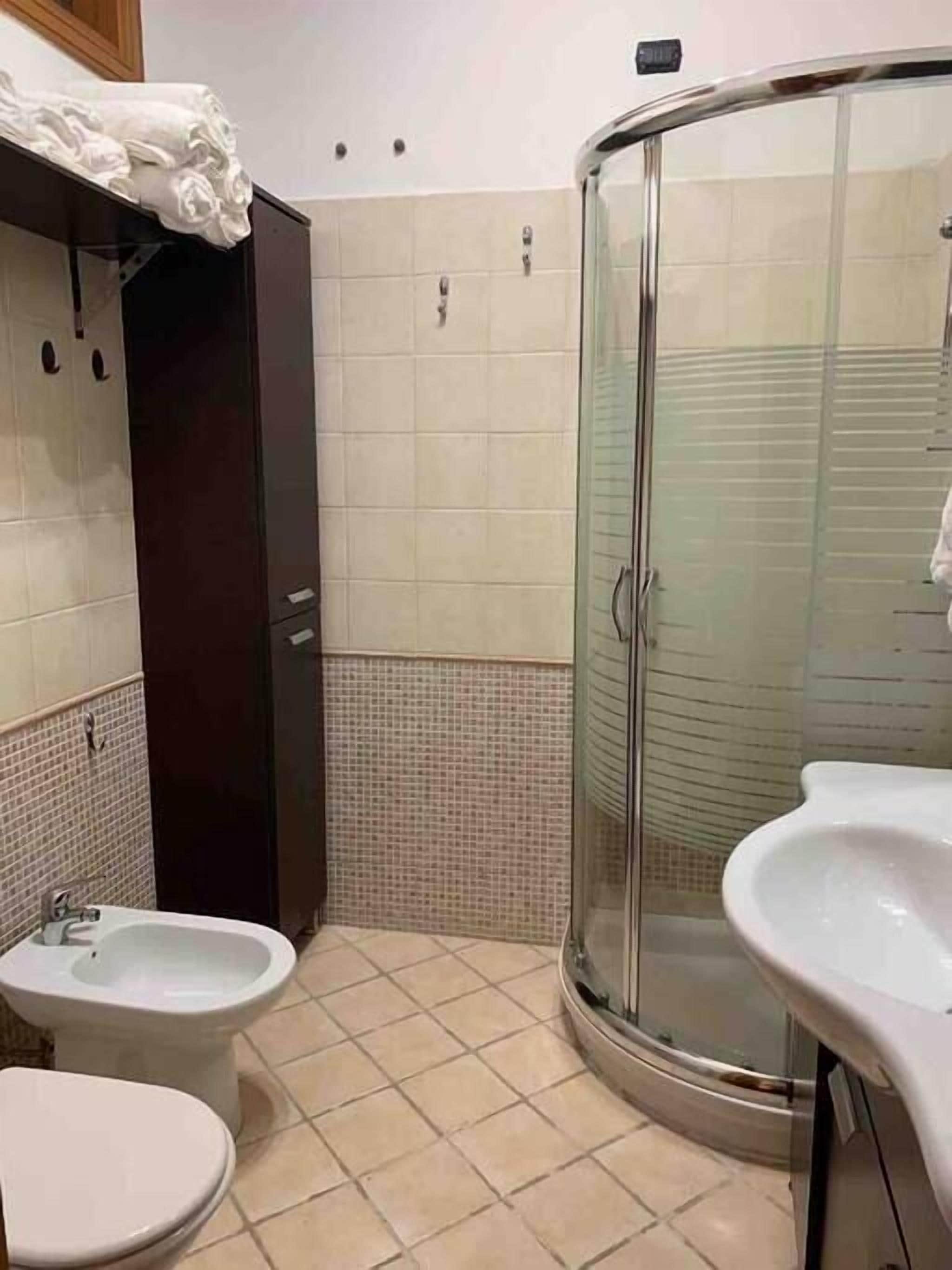 Douche, sèche-cheveux, bidet, serviettes fournies