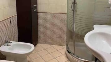Douche, sèche-cheveux, bidet, serviettes fournies