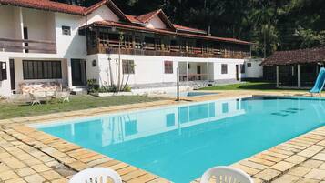2 piscinas al aire libre