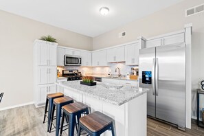 Private kitchen - Amazing house with beautiful backyard and comfortable king size bed (El Paso)