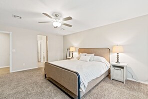 4 bedrooms, iron/ironing board, free WiFi, bed sheets - Amazing house with beautiful backyard and comfortable king size bed (El Paso)
