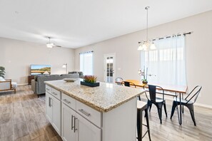 Fridge, microwave, oven, stovetop - Amazing house with beautiful backyard and comfortable king size bed (El Paso)
