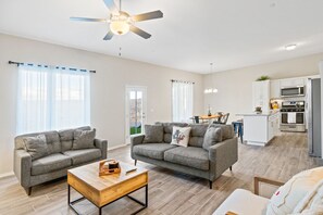 Living area - Amazing house with beautiful backyard and comfortable king size bed (El Paso)