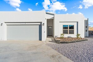 Exterior - Amazing house with beautiful backyard and comfortable king size bed (El Paso)