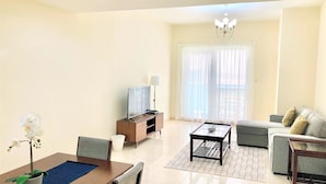 Leilighet (2 Bedrooms) | Oppholdsrom | En 1-centimeters plasma-TV med Parabol-TV samt TV