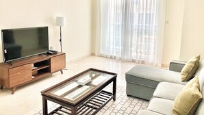 Leilighet (2 Bedrooms) | Oppholdsrom | En 1-centimeters plasma-TV med Parabol-TV samt TV