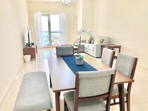 Apartment (2 Bedrooms) | Wohnbereich | 1-cm-Plasmafernseher mit Satellitenempfang, Fernseher