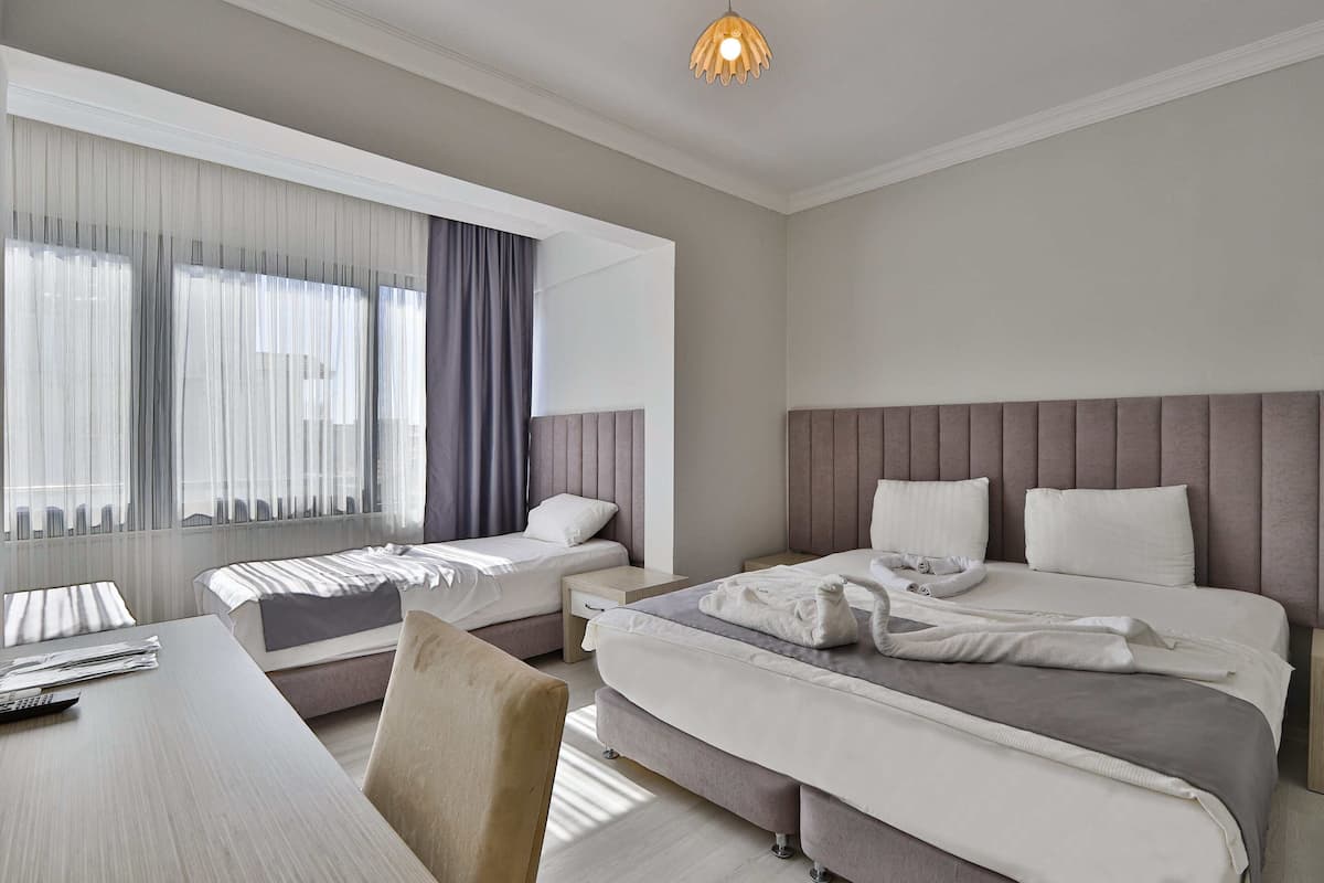Deluxe Quadruple Room | Peralatan tempat tidur premium, bar mini, Wi-fi percuma, cadar katil