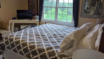 3 bedrooms, desk, iron/ironing board, free WiFi