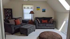 Smart TV, fireplace, books, stereo - Farmhouse On 14 Acres.  Close to Monticello & Ash Lawn Highland (Charlottesville)